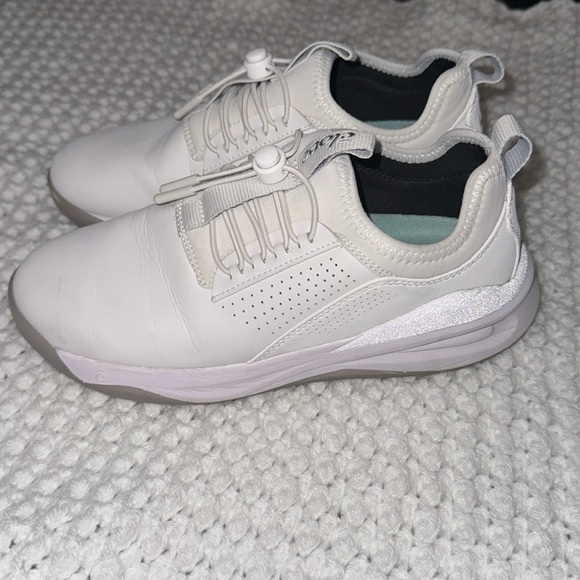 CLOVE NURSING SHOES - Picture 3 of 7